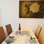 Hochwertiges Und Komfortables 1-Zimmer-Appartement Mit Balkon
