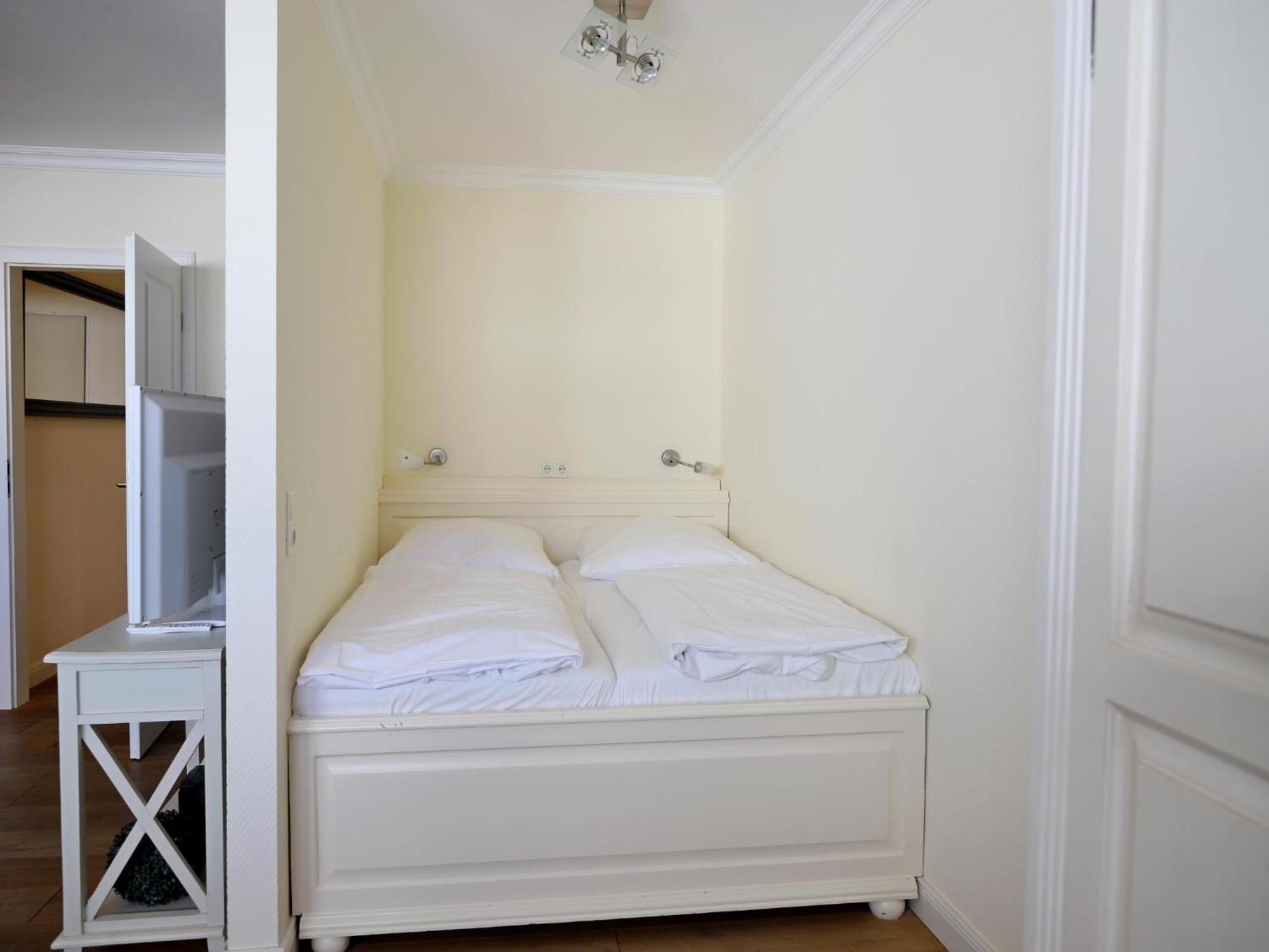 Hochwertiges Und Komfortables 1-zimmer-appartement Mit Balkon Apartment